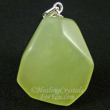 Prehnite "title =" Prehnite "data-pin-media =" https://www.healing-crystals-for-you.com/images/prehnite-pendant-3g.jpg "/> </div>
<h2> Cómo Úselo </h2>
<p> Los efectos de la prehnita en el chakra del plexo solar hacen de esta una piedra que puede ser útil para ayudarlo a manifestar dinero.
</p>
<p> Puedes usarlo como joyas o simplemente colocar una pieza de esta piedra<br />
en su bolsillo o para las damas una pequeña en su sostén. </p>
<p> Esta es una alternativa simple a sostener esta piedra en tu cuerpo<br />
y dentro de su campo de aura si no quiere o no puede llevar<br />
Joyería. </p>
<div class=